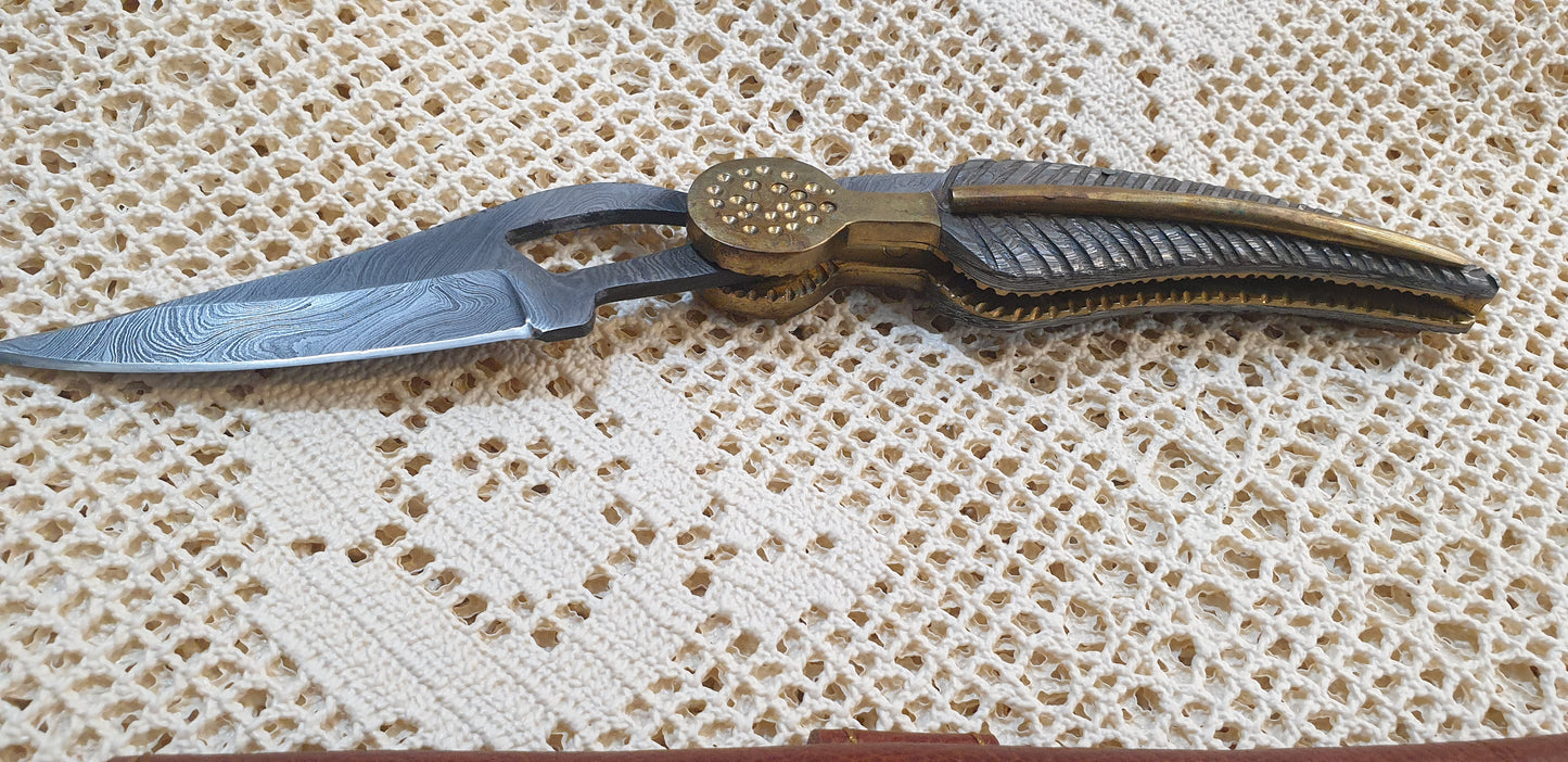Exquisite Handmade Foldable Damascus Knife - A Fusion of Art and Engineering