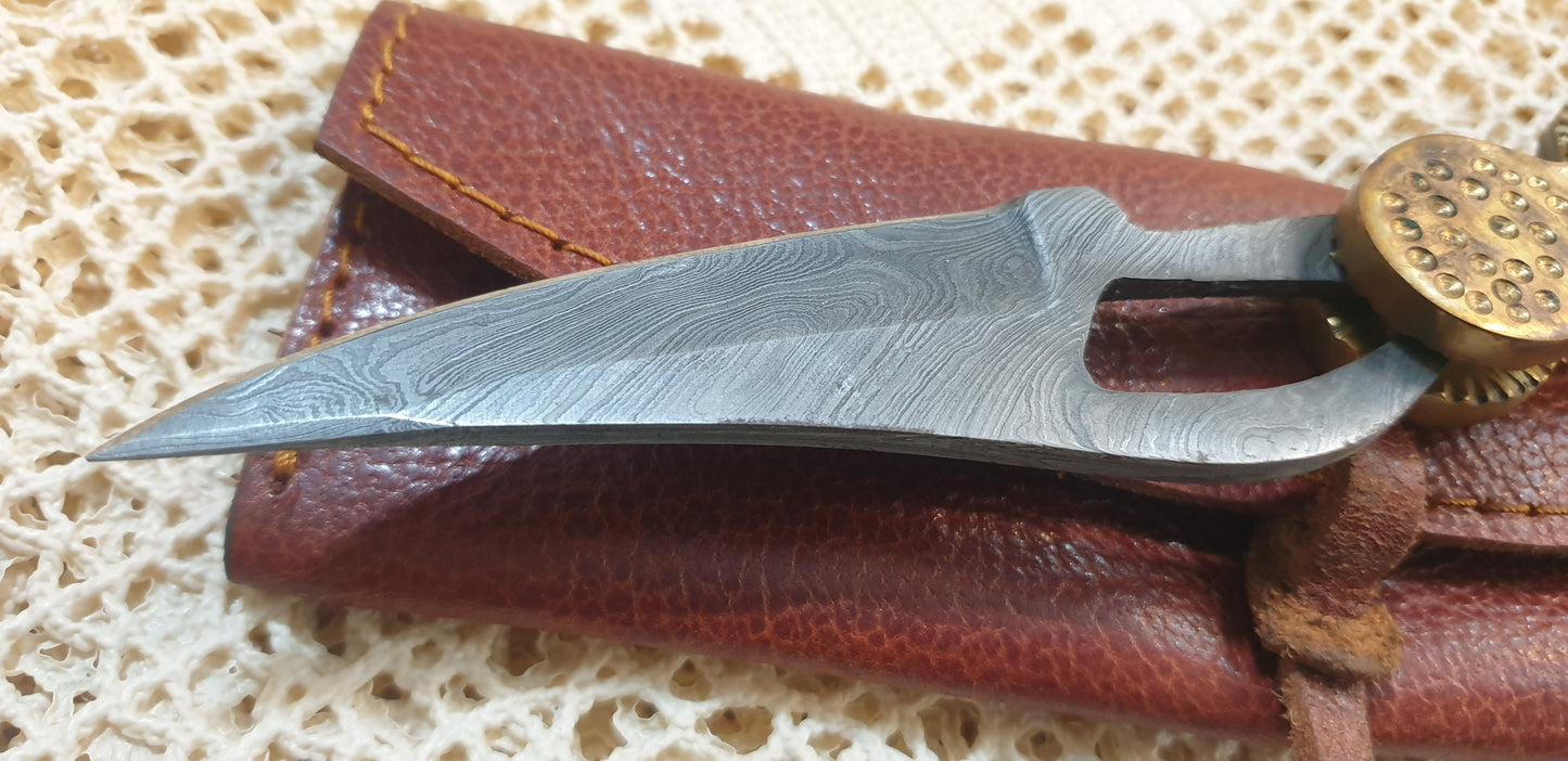 Exquisite Handmade Foldable Damascus Knife - A Fusion of Art and Engineering